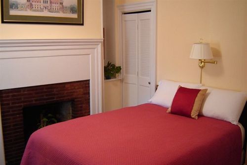 White Horse Inn Питсфилд Экстерьер фото