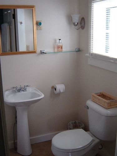 White Horse Inn Питсфилд Экстерьер фото