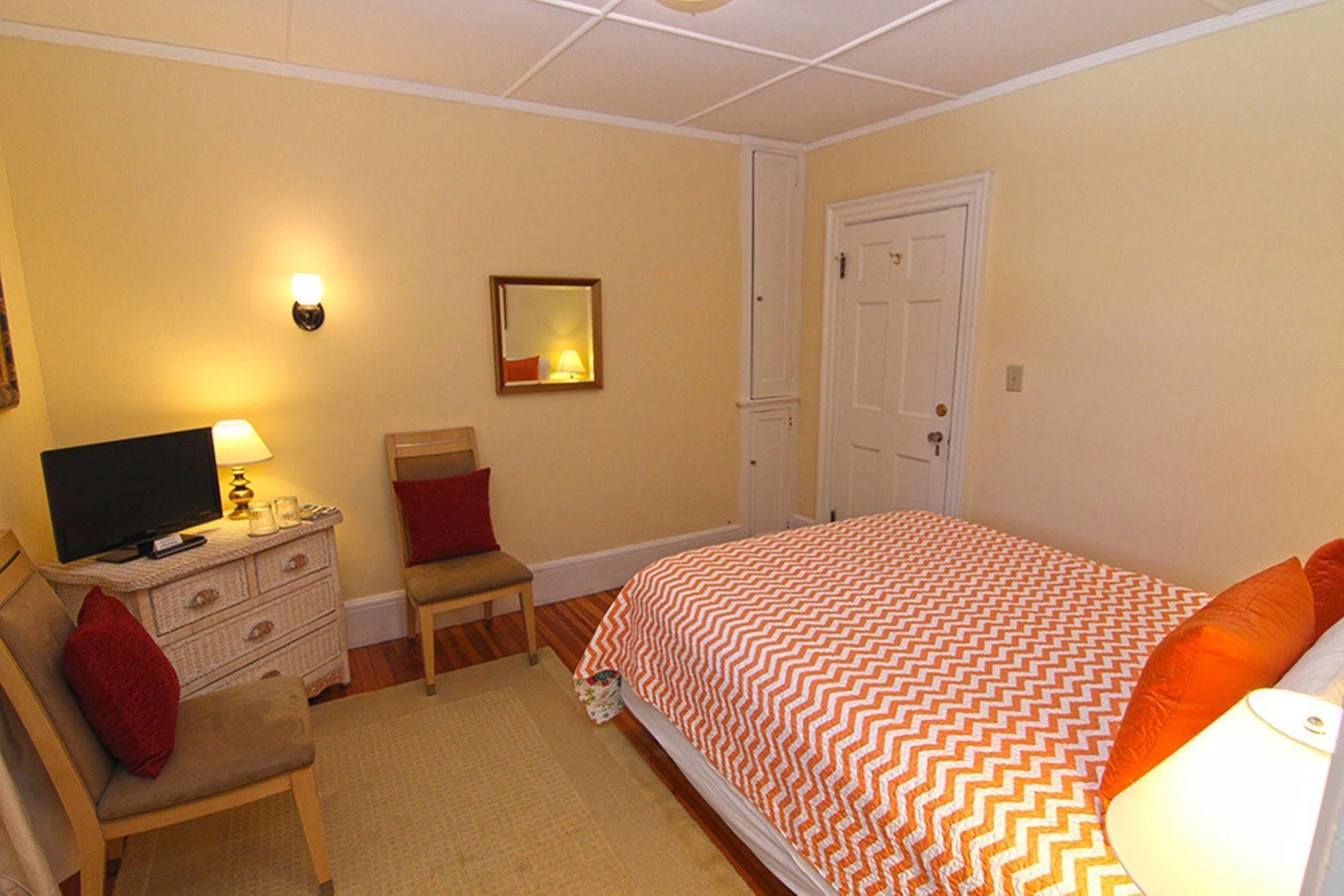 White Horse Inn Питсфилд Экстерьер фото