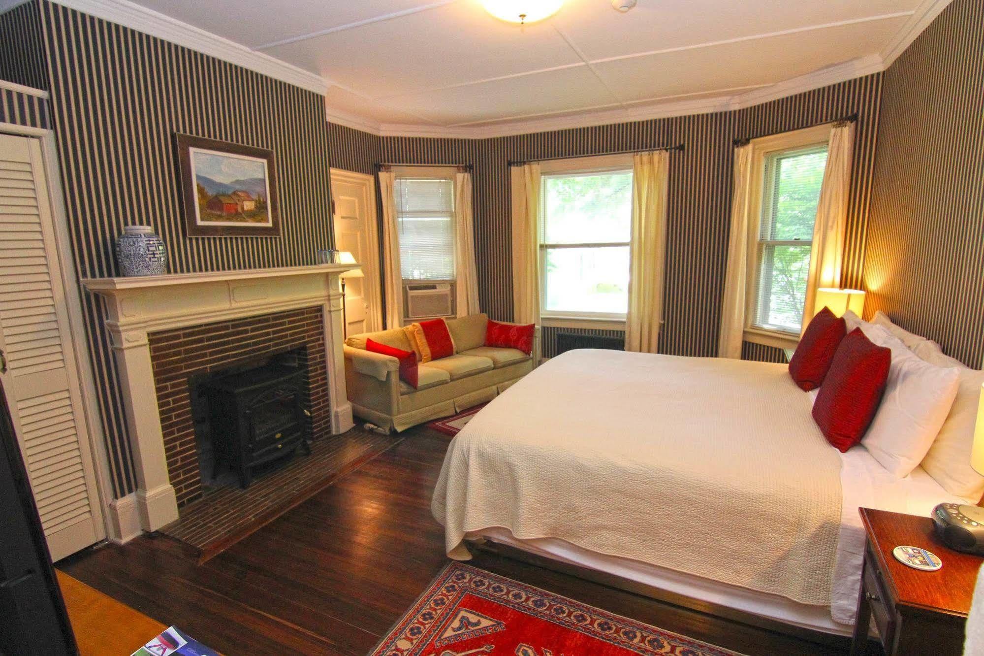 White Horse Inn Питсфилд Экстерьер фото