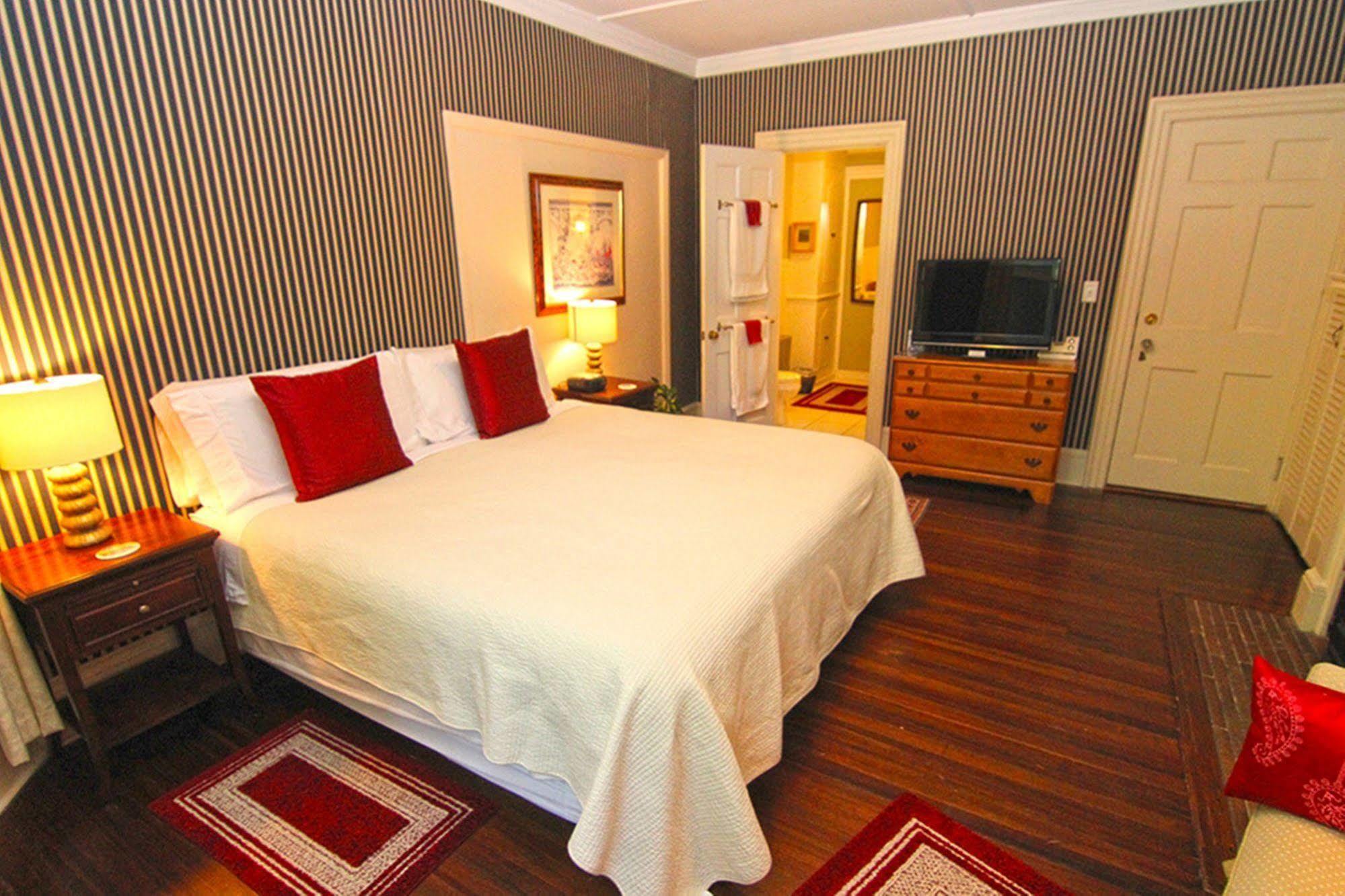 White Horse Inn Питсфилд Экстерьер фото